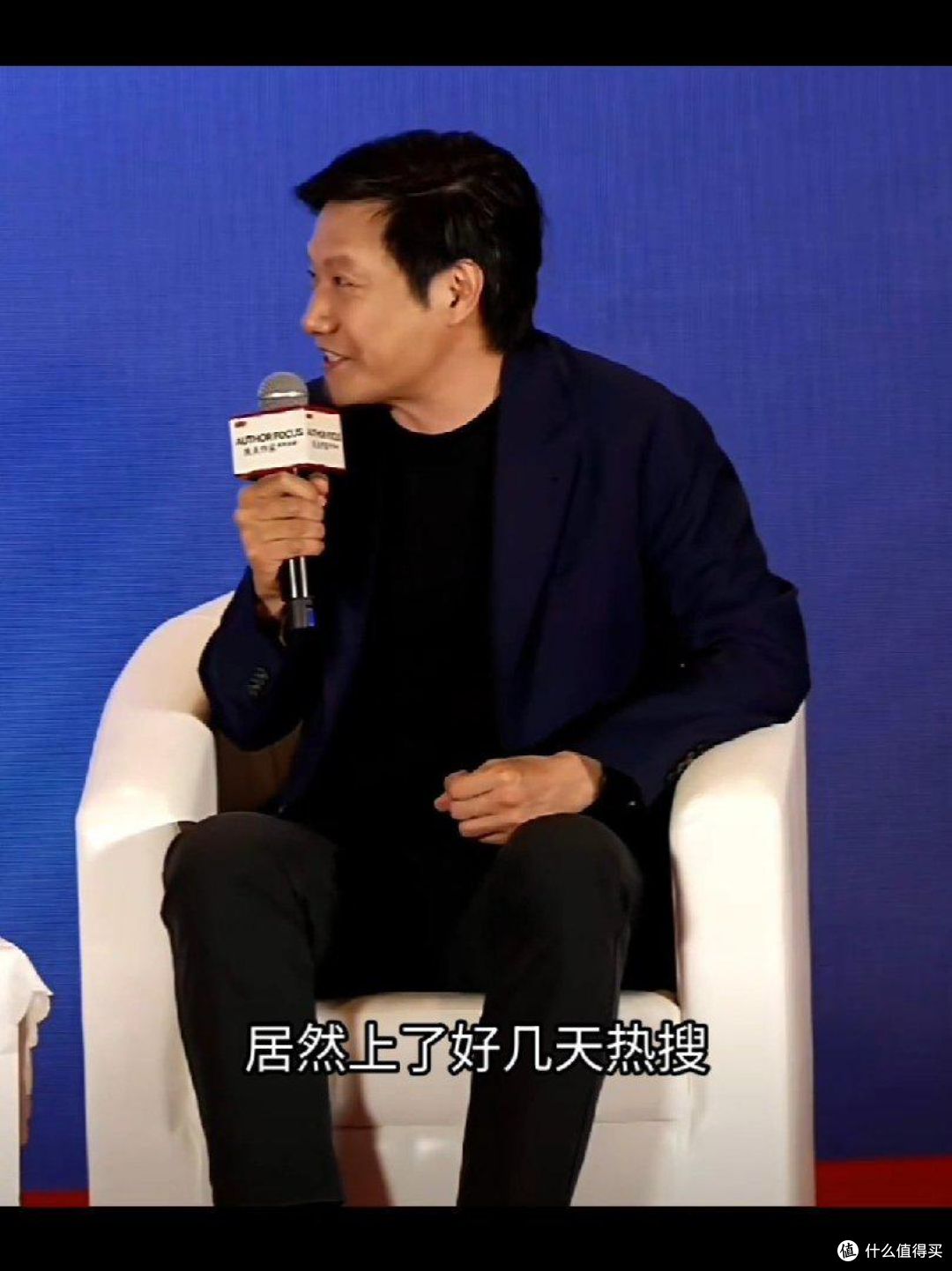 雷军回应武汉蹲坐过早被吐槽:流量时代,大家笑一笑就好