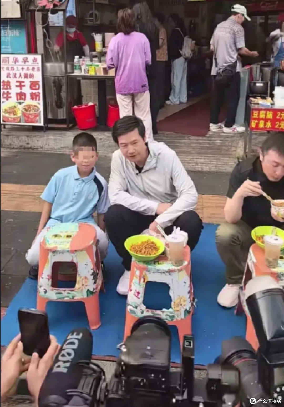 雷军回应武汉蹲坐过早被吐槽:流量时代,大家笑一笑就好