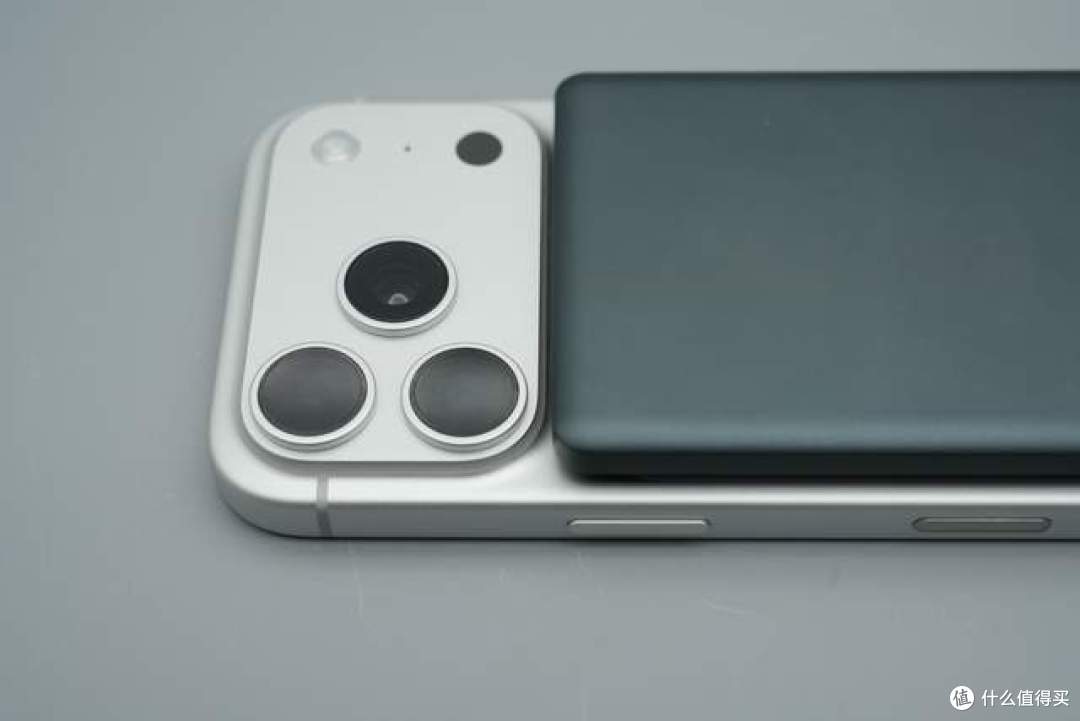 适配iPhone 17 Pro不挡镜头，haha TRAVEL超薄磁吸移动电源拆解