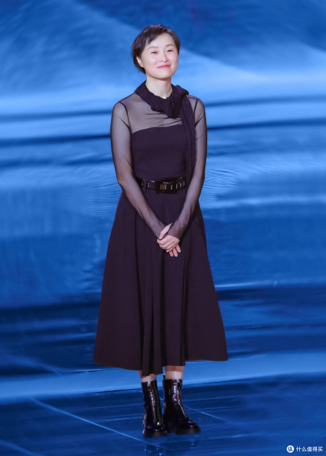 吴越带火中年女性的新穿搭:白色T恤+丝巾+阔腿裤,减龄20岁不止