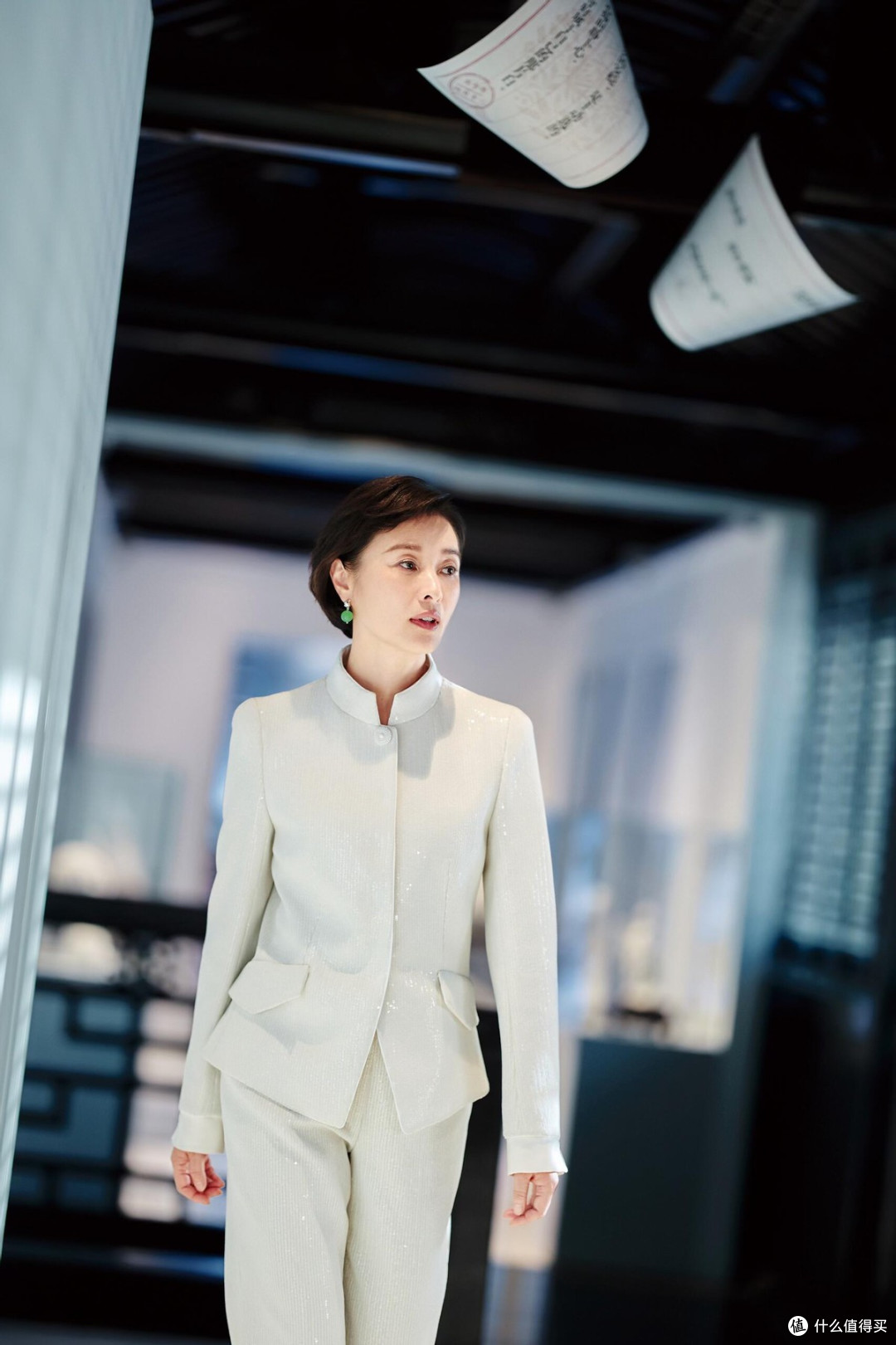 吴越带火中年女性的新穿搭:白色T恤+丝巾+阔腿裤,减龄20岁不止