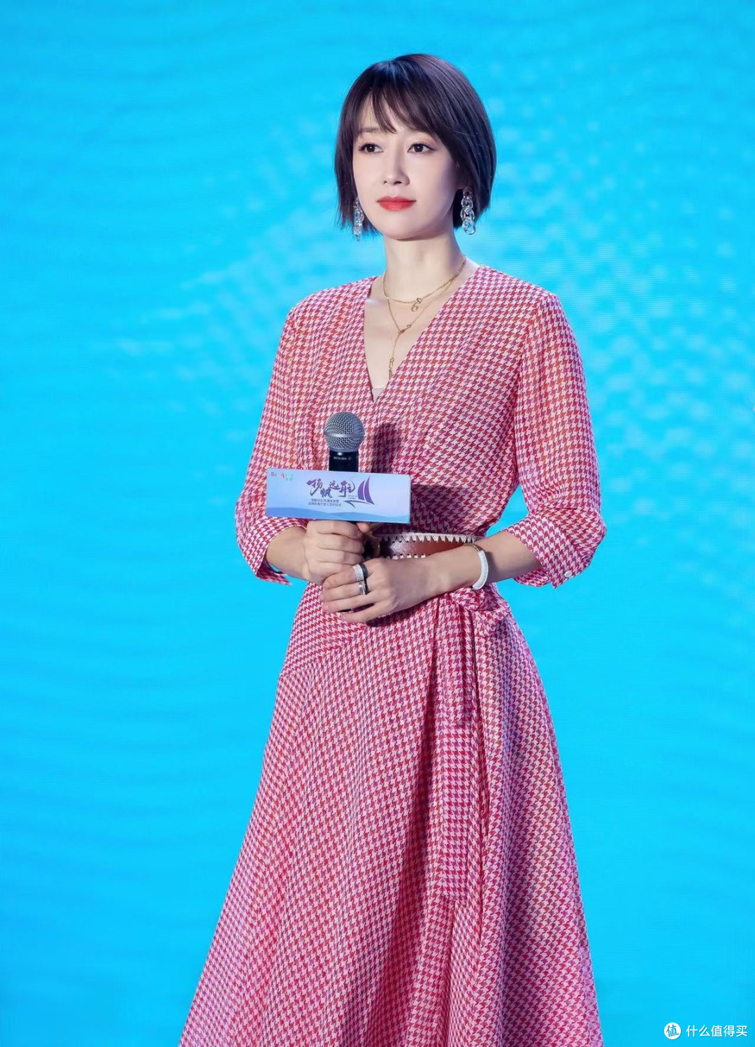 马伊琍状态出色,带火一种新穿法:T恤+牛仔裙+小白鞋,时髦减龄