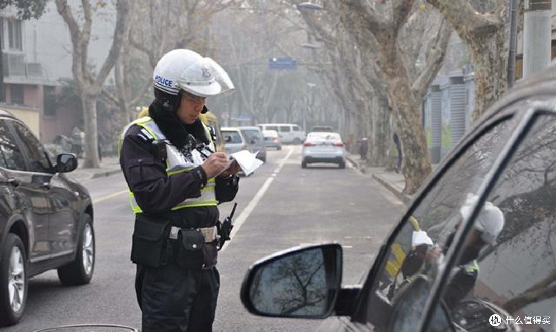 汽车违停贴条,必须15天内去指定交警队处理吗?要带告知单去吗?