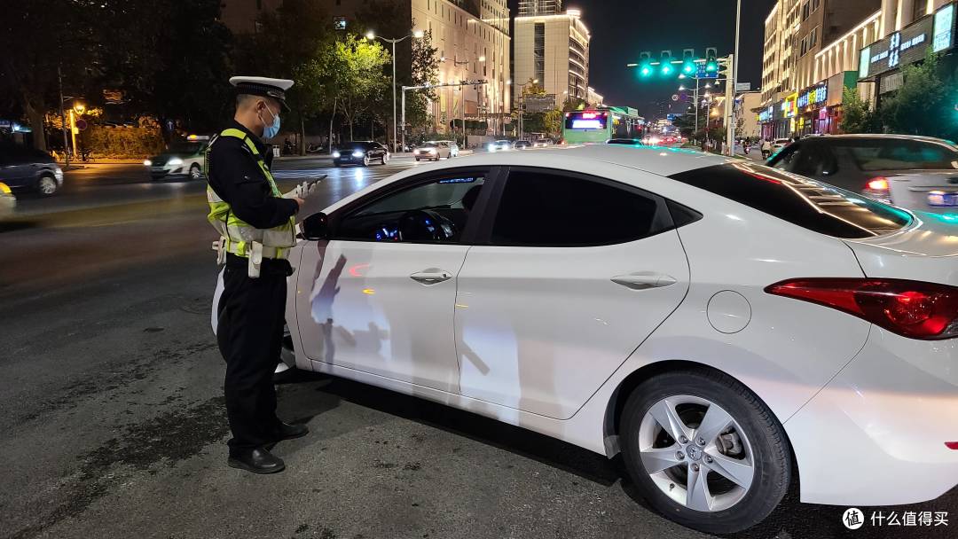 汽车违停贴条,必须15天内去指定交警队处理吗?要带告知单去吗?