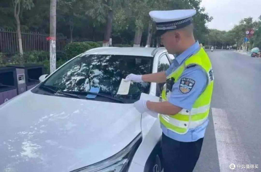 汽车违停贴条,必须15天内去指定交警队处理吗?要带告知单去吗?