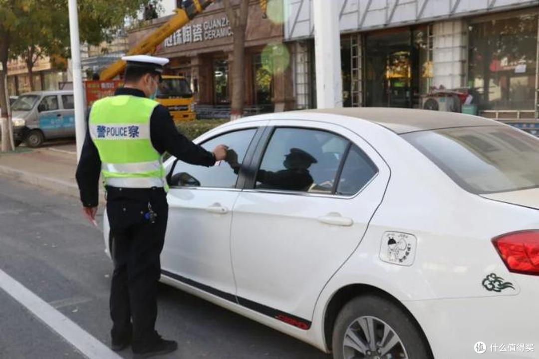 汽车违停贴条,必须15天内去指定交警队处理吗?要带告知单去吗?
