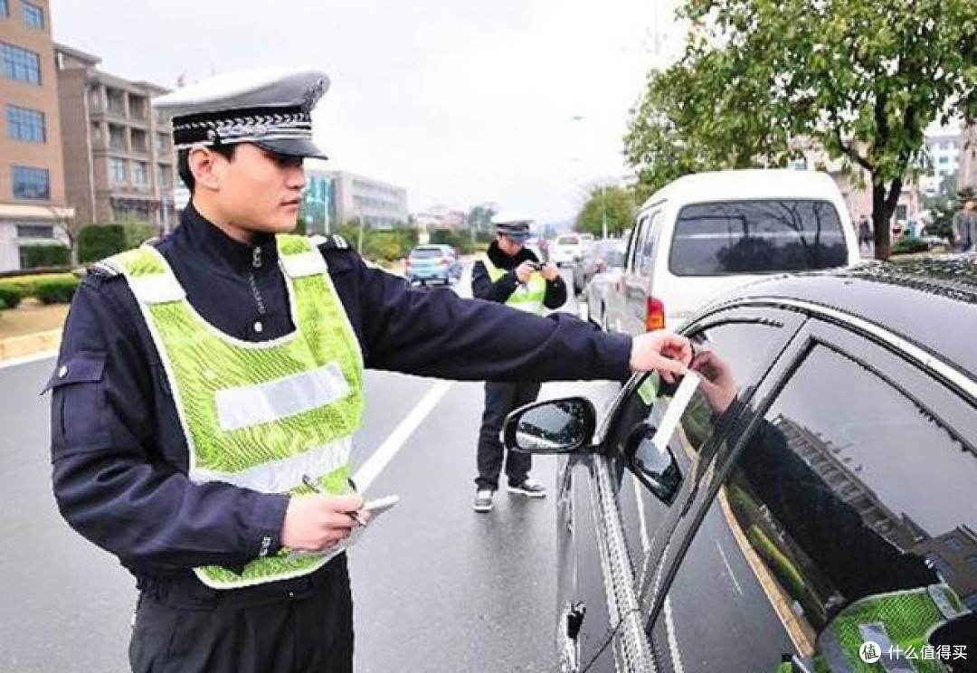 汽车违停贴条,必须15天内去指定交警队处理吗?要带告知单去吗?