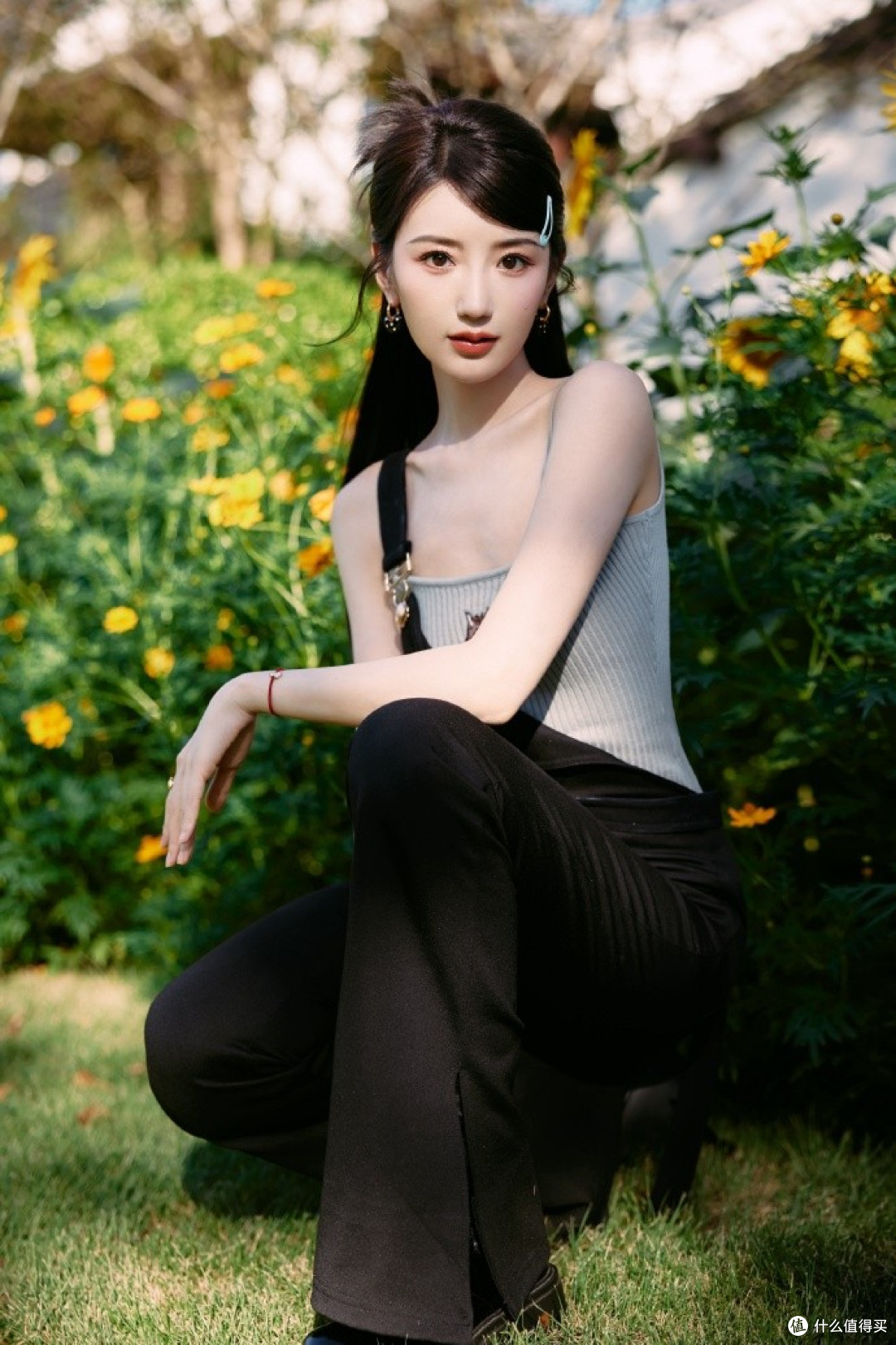 毛晓彤甜美可人,带火一种潮流:T恤+吊带+破烂裤,时髦减龄洋气