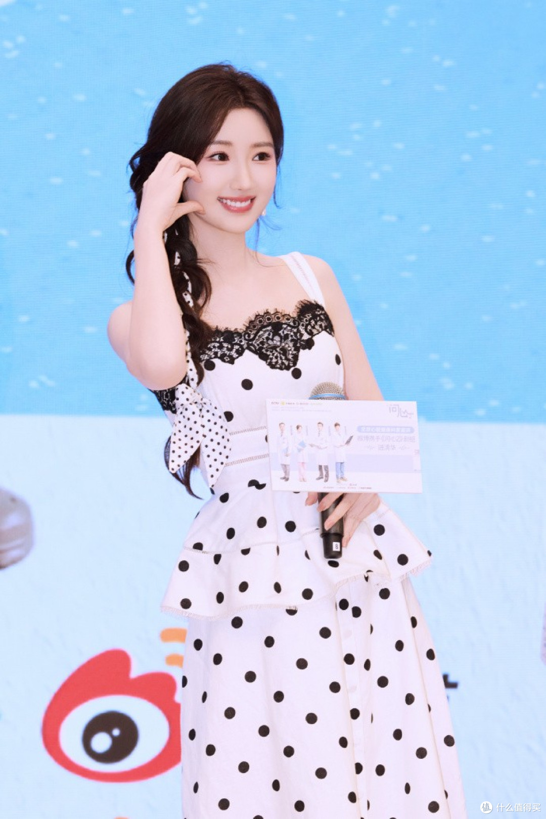 毛晓彤甜美可人,带火一种潮流:T恤+吊带+破烂裤,时髦减龄洋气