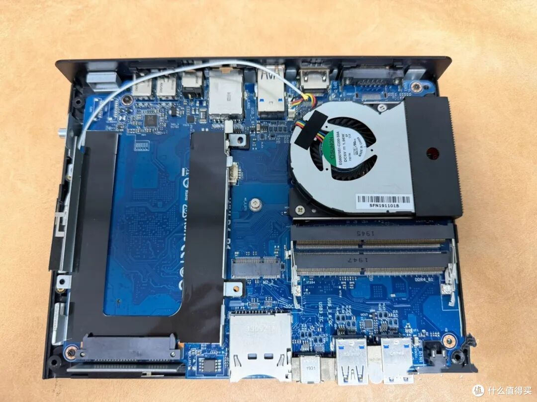 200多支持双盘位8代I3小主机，支持2.5HDD+m.2硬盘