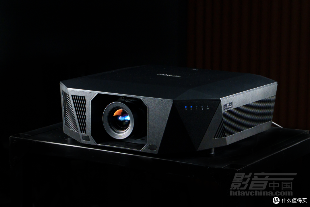 爱普生CH-QL7000B：180-300寸明室旗舰投影机