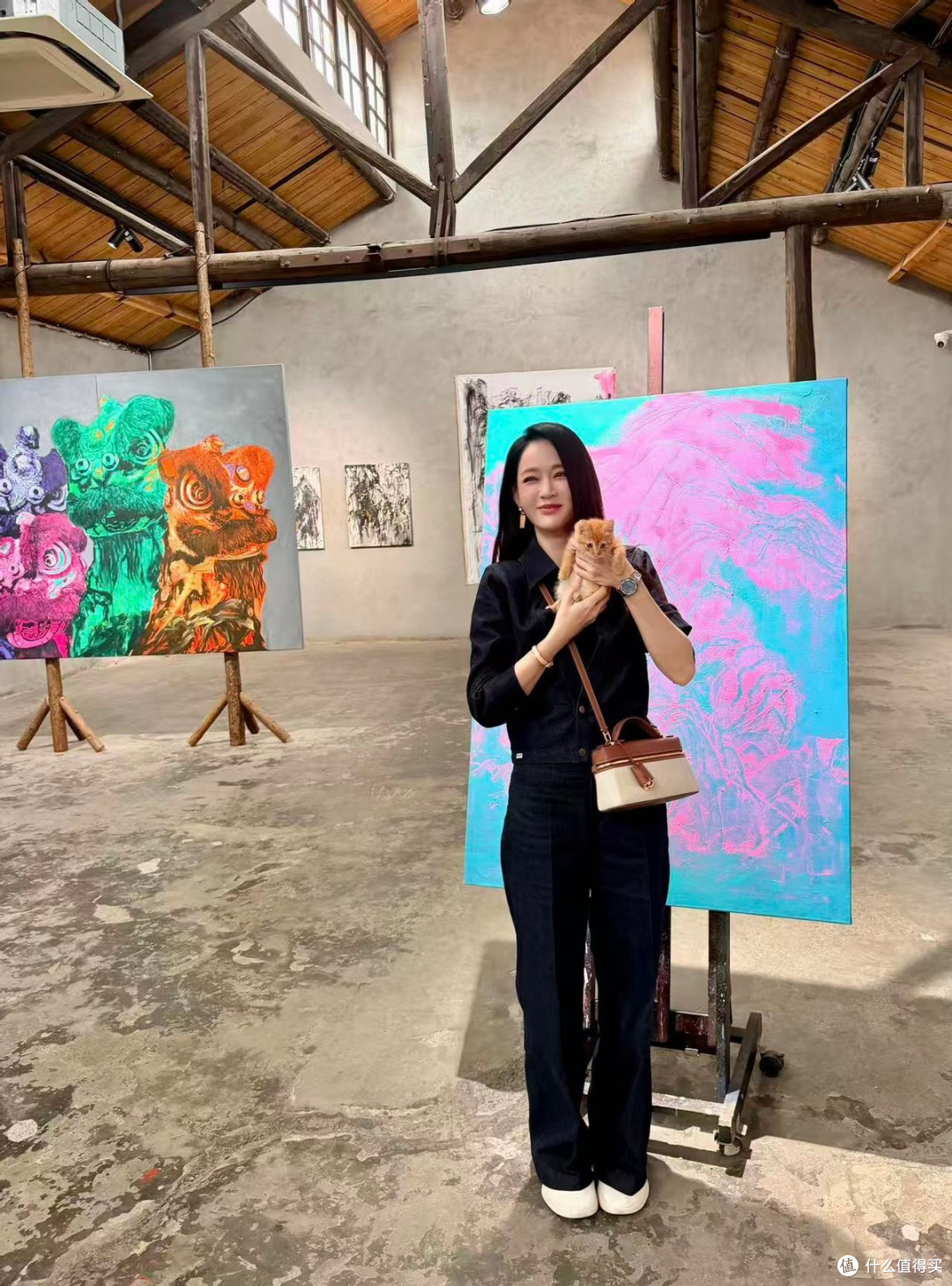陈乔恩去看展,带来一种新穿法:“牛仔衬衫+牛仔裤”,时髦又高级