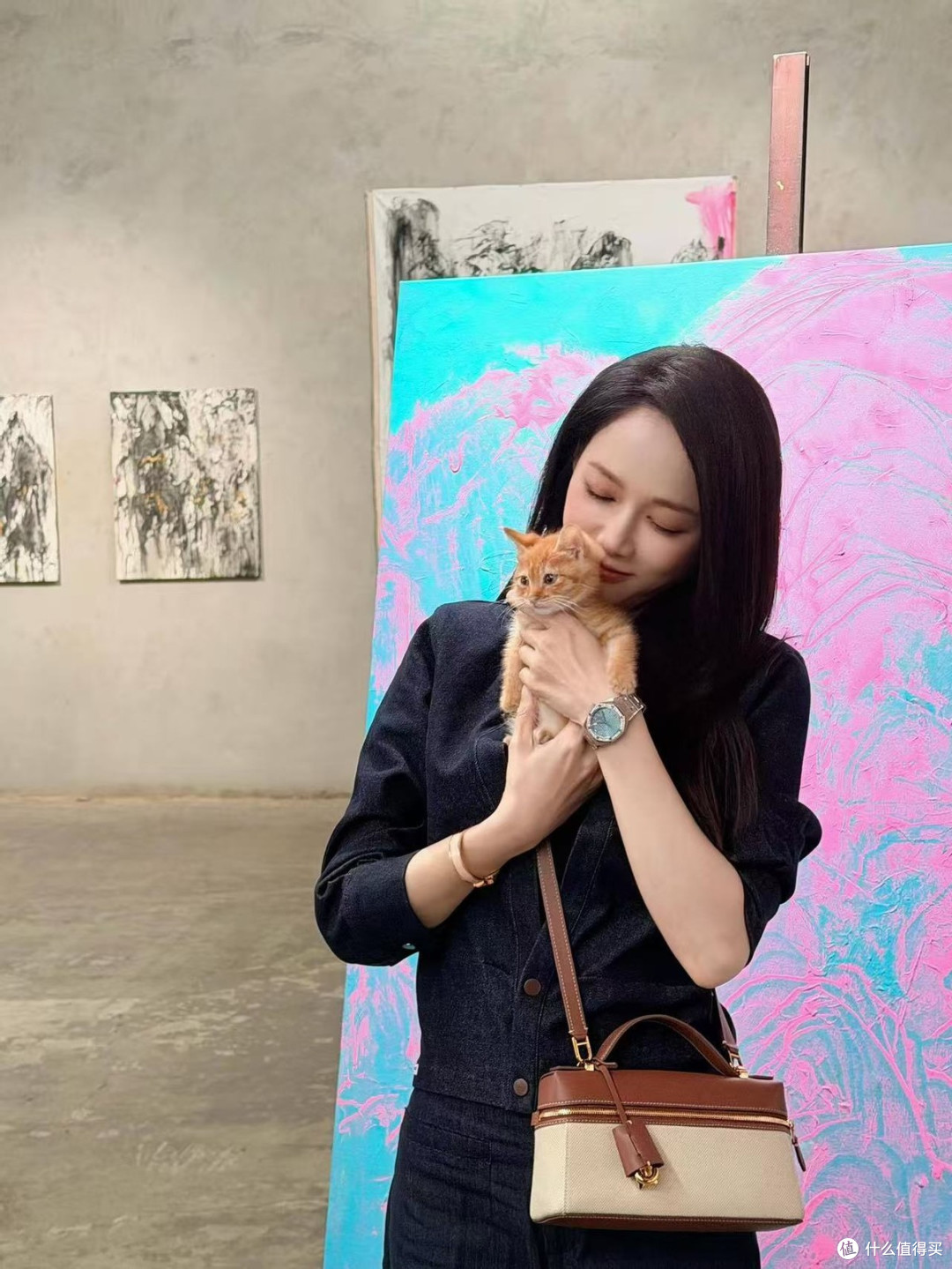 陈乔恩去看展,带来一种新穿法:“牛仔衬衫+牛仔裤”,时髦又高级