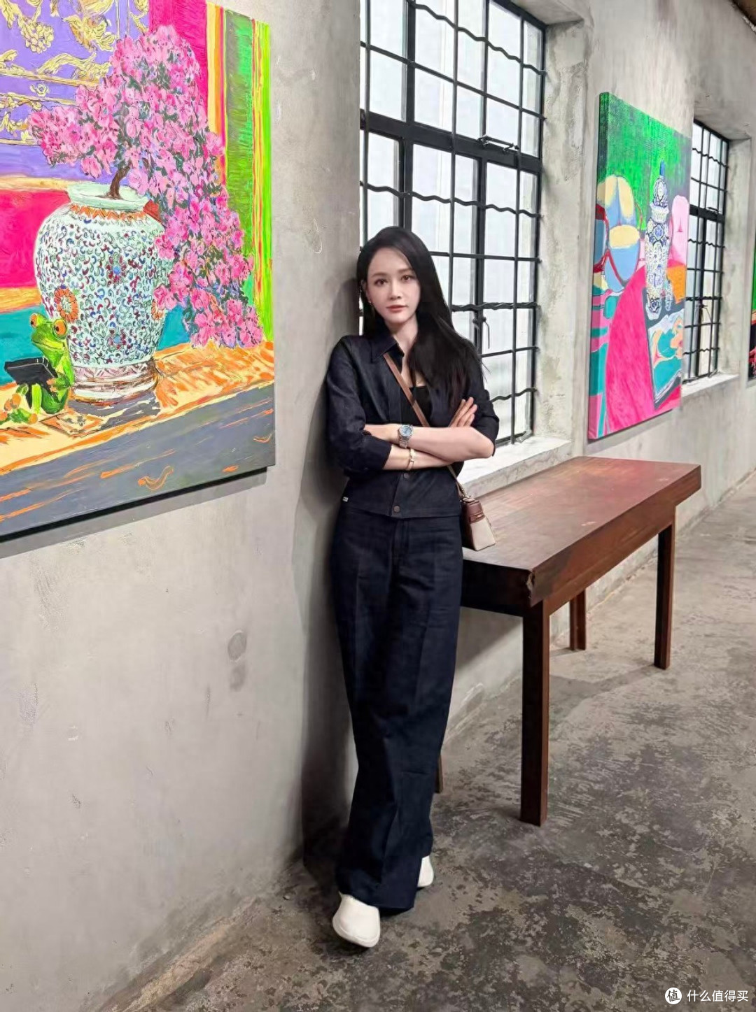 陈乔恩去看展,带来一种新穿法:“牛仔衬衫+牛仔裤”,时髦又高级