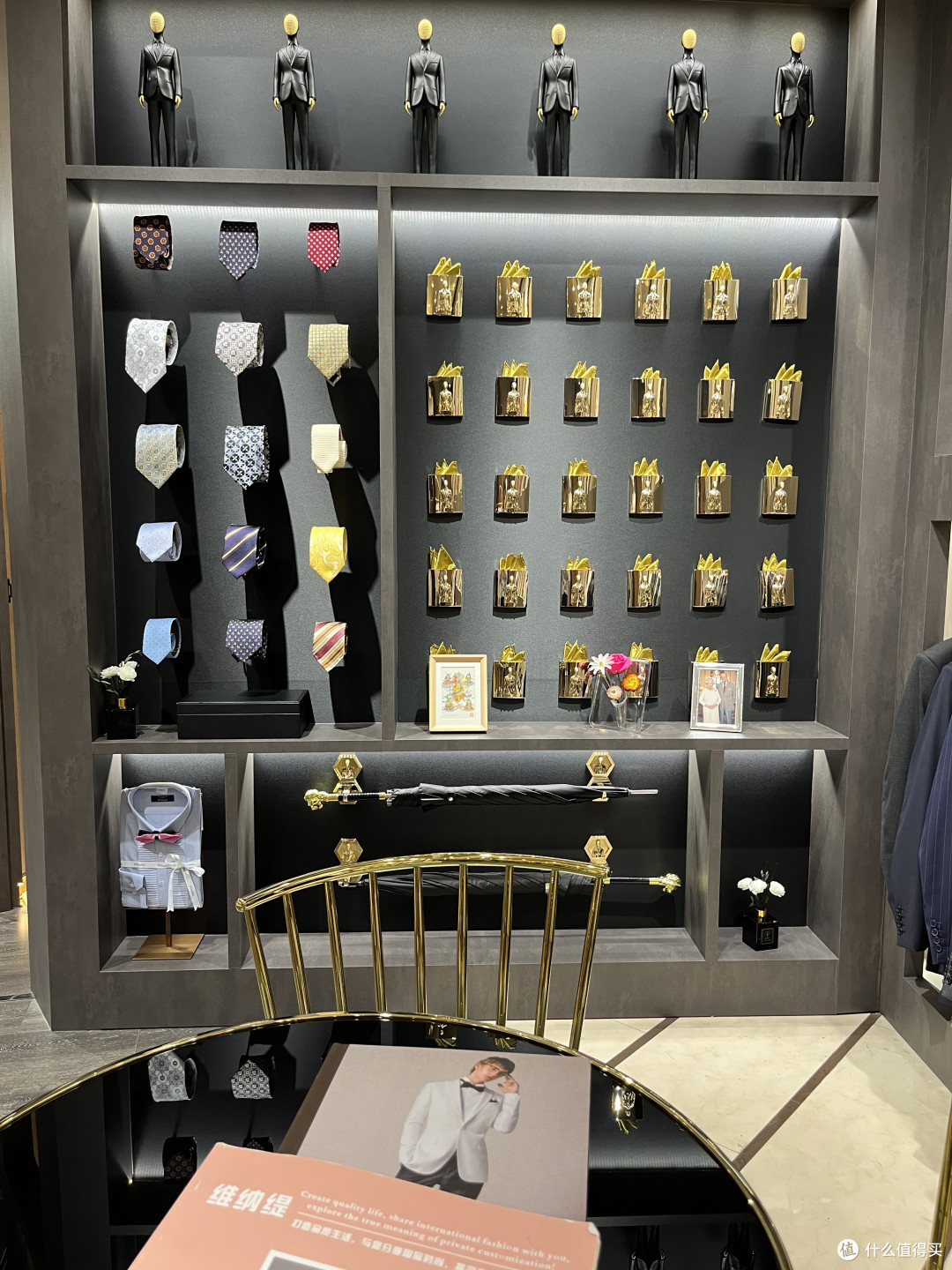 在维纳缇定制了一款墨绿色西服