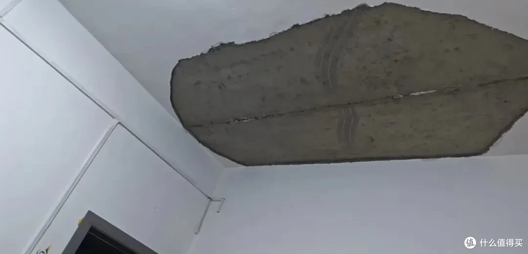 “这不是天花板塌了，这是天塌了！”还好塌下来时没伤到人