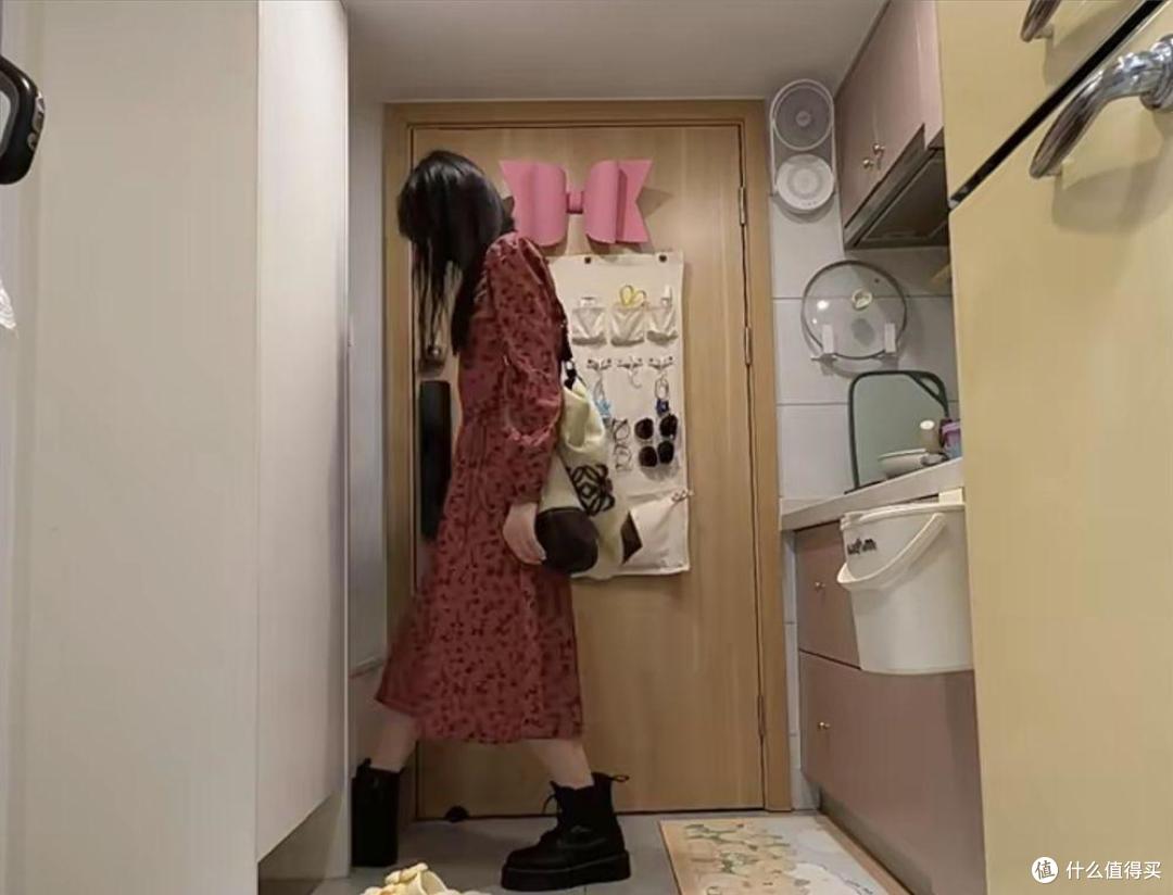 香港一小姐姐的家火了,12㎡竟有2室2厅,网友:妥妥的精装样板房