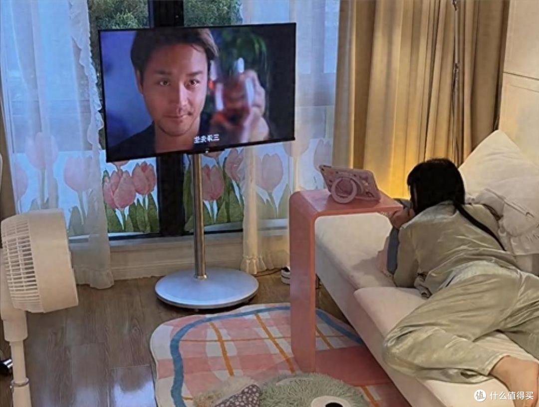 香港一小姐姐的家火了,12㎡竟有2室2厅,网友:妥妥的精装样板房