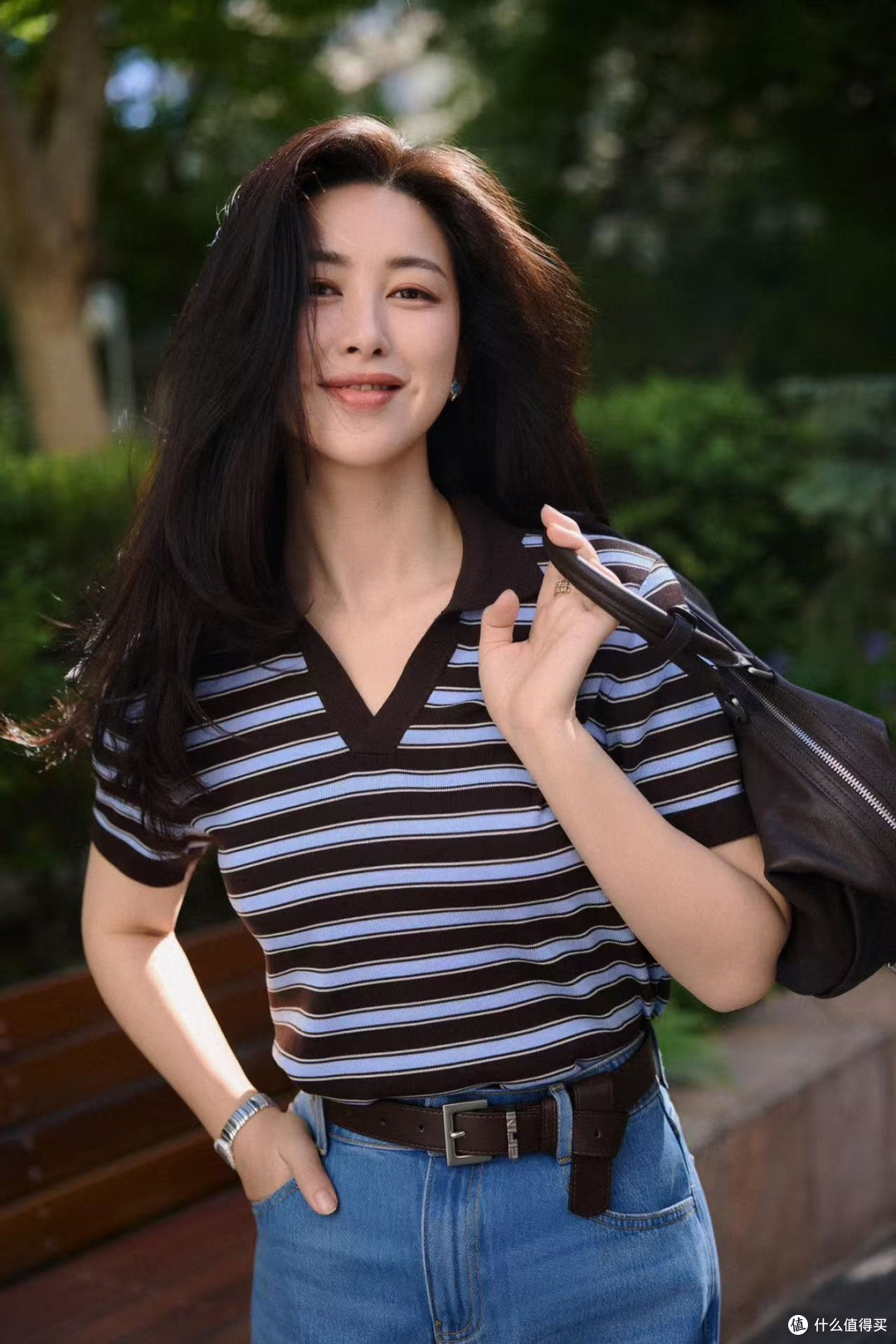 朱珠带火一种极简的穿搭:卡其工装连衣裙+编织腰带,洋气又高级