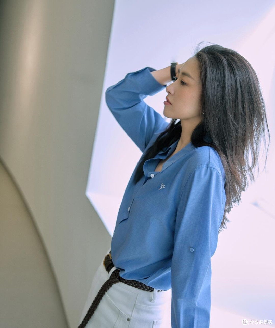 朱珠带火一种极简的穿搭:卡其工装连衣裙+编织腰带,洋气又高级