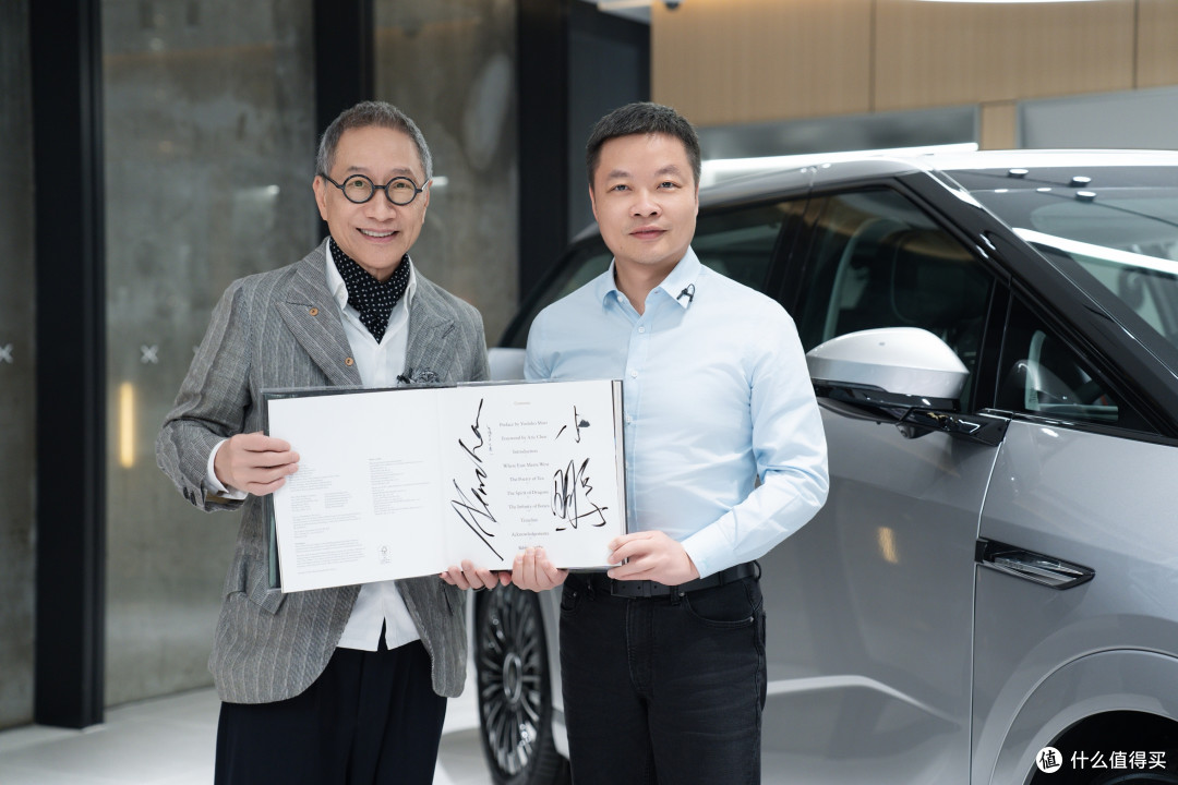 何小鹏为全球第60000台小鹏X9车主交付