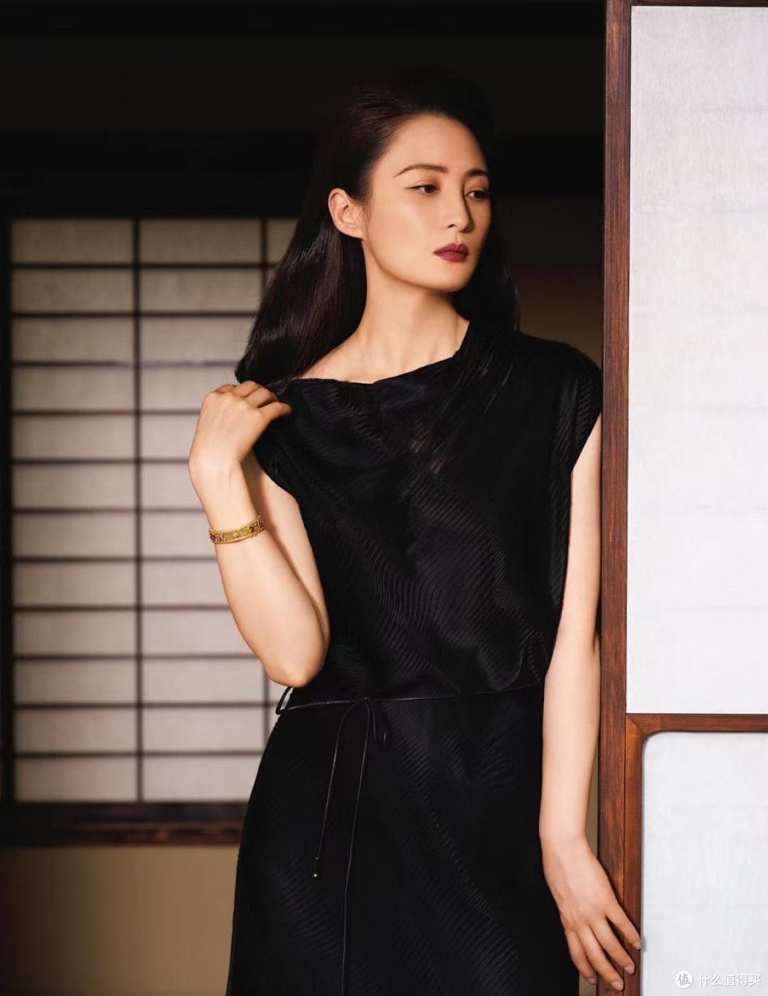 蒋勤勤带火中年女性的日常穿搭:浅粉皮衣+灰色半身裙,洋气高级
