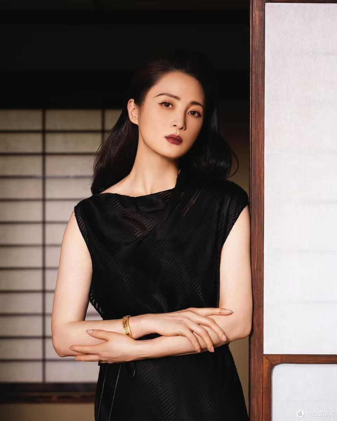 蒋勤勤带火中年女性的日常穿搭:浅粉皮衣+灰色半身裙,洋气高级