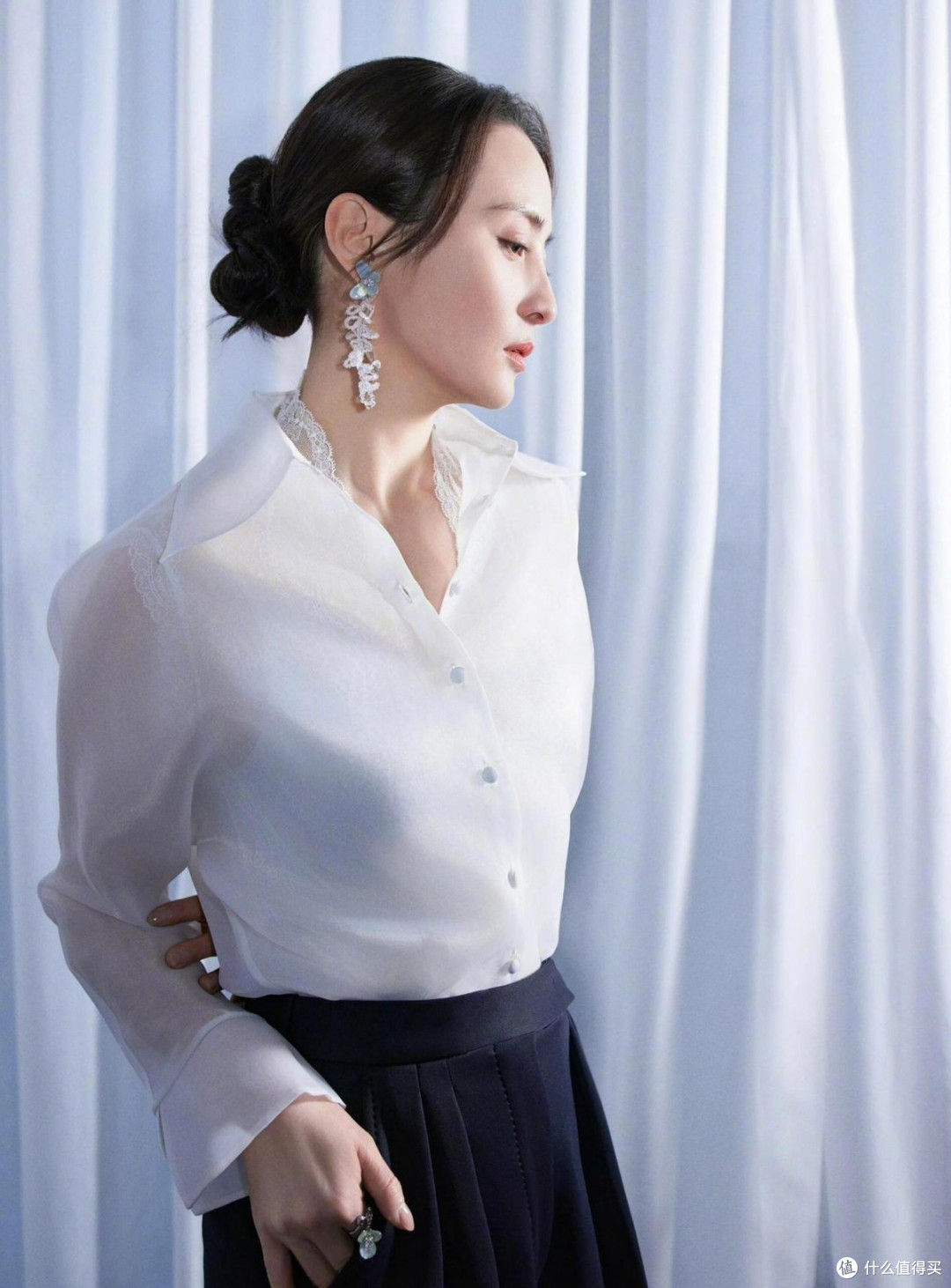 蒋勤勤带火中年女性的日常穿搭:浅粉皮衣+灰色半身裙,洋气高级