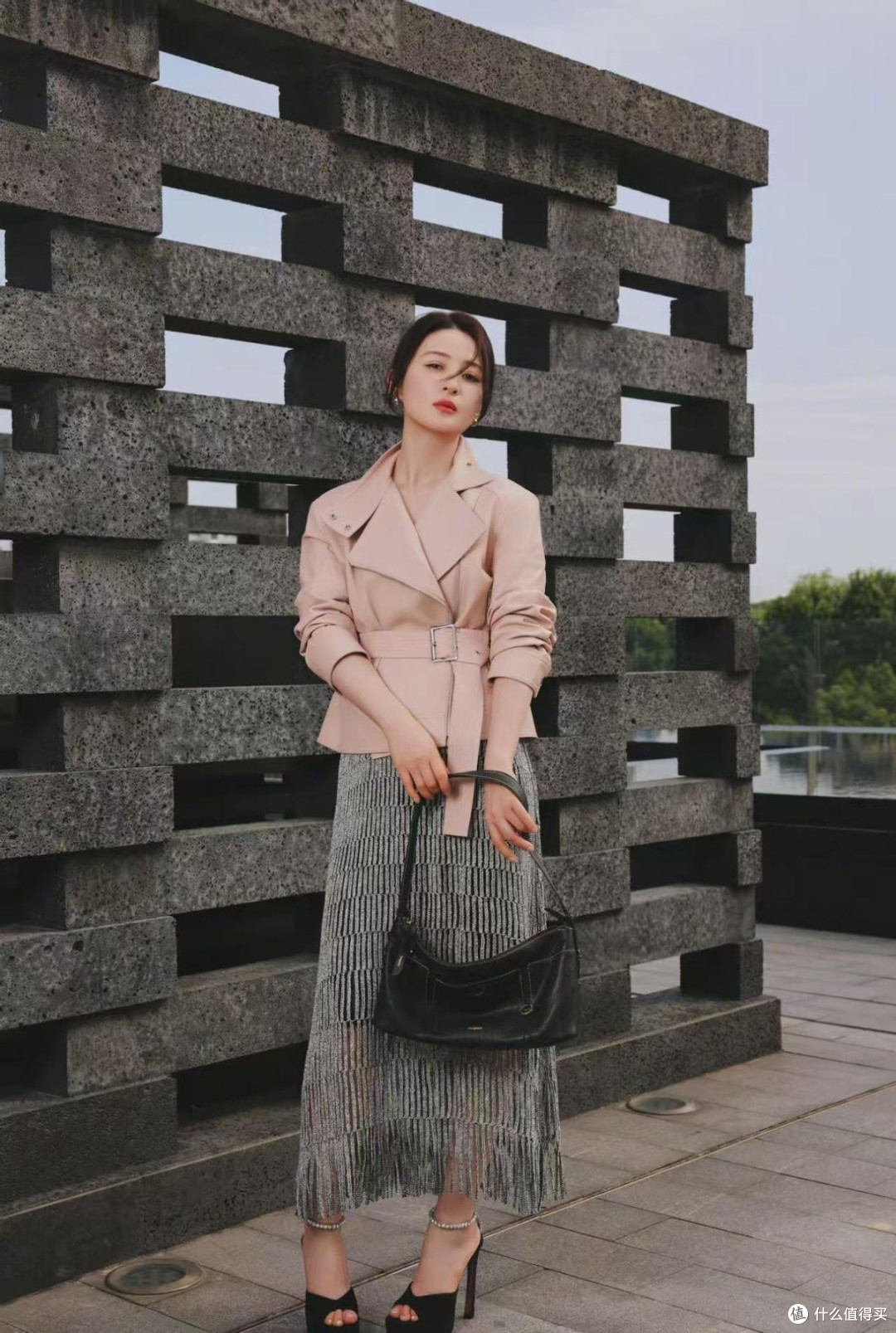蒋勤勤带火中年女性的日常穿搭:浅粉皮衣+灰色半身裙,洋气高级
