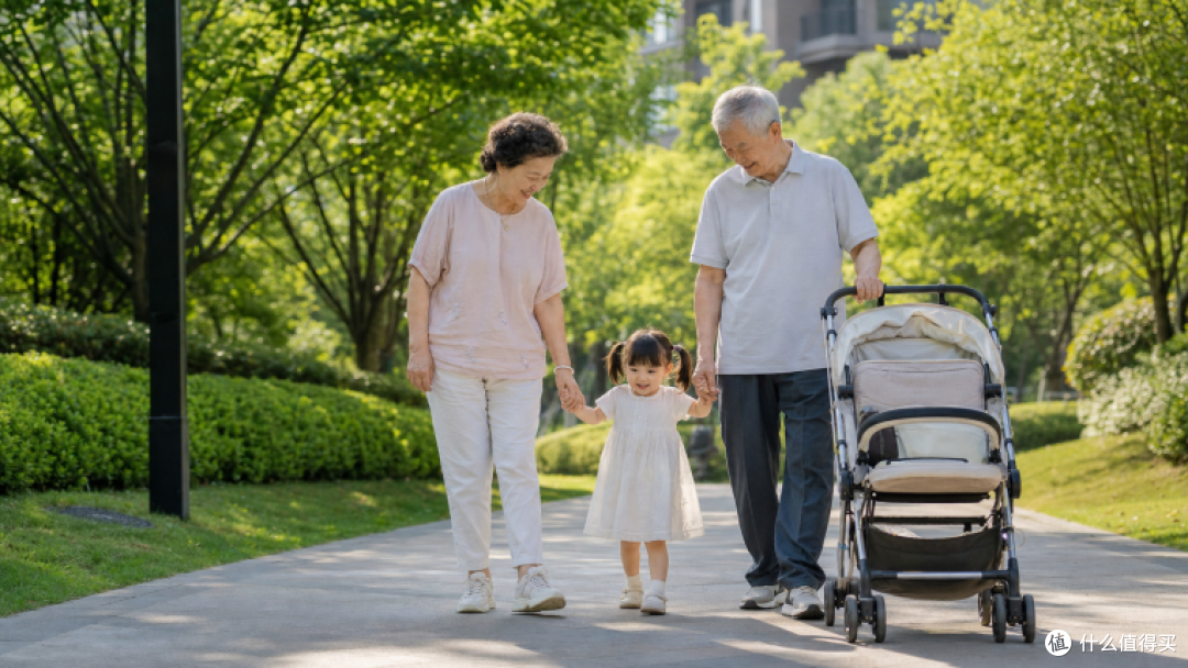 图1：夏季社区公园遛娃场景示意，重点呈现长辈带娃时的日常步行环境。