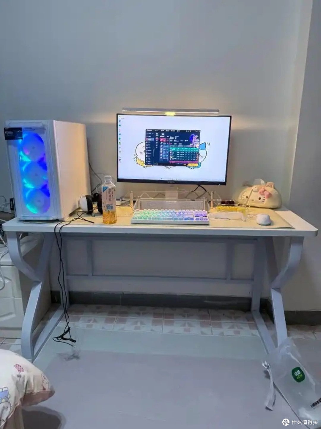 纯白三模机械键盘提升桌面美感