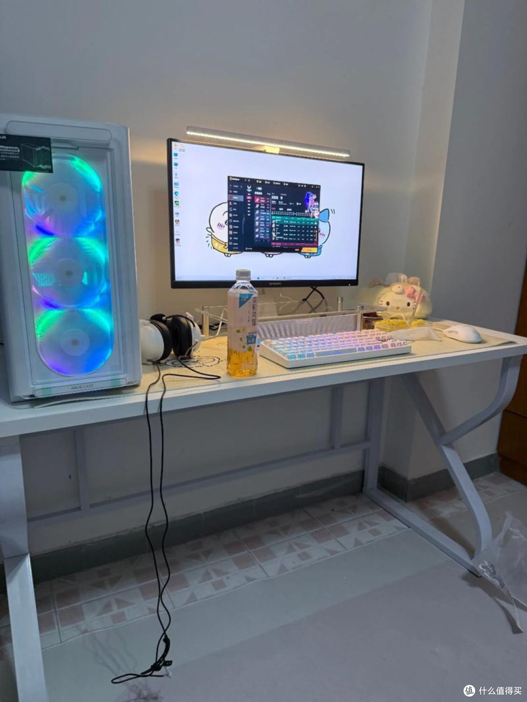 纯白三模机械键盘提升桌面美感