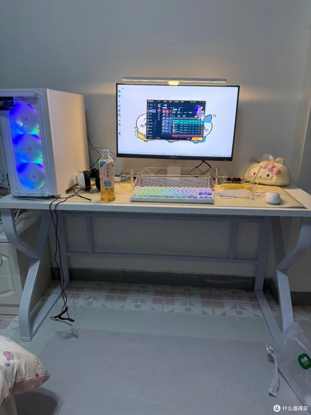 纯白三模机械键盘提升桌面美感