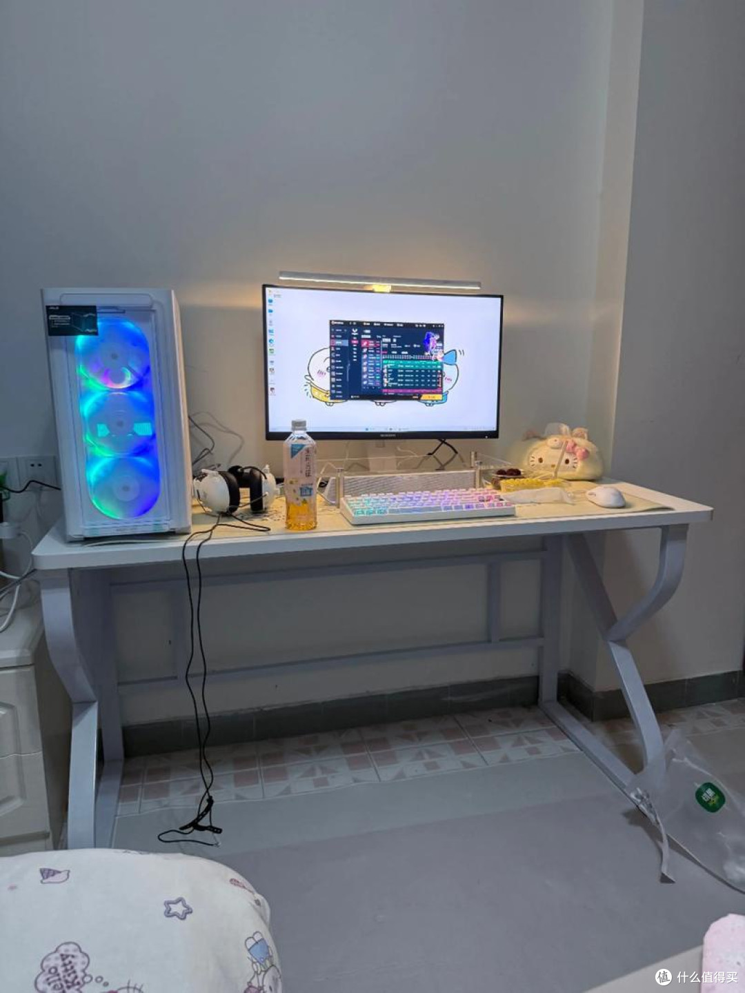 纯白三模机械键盘提升桌面美感