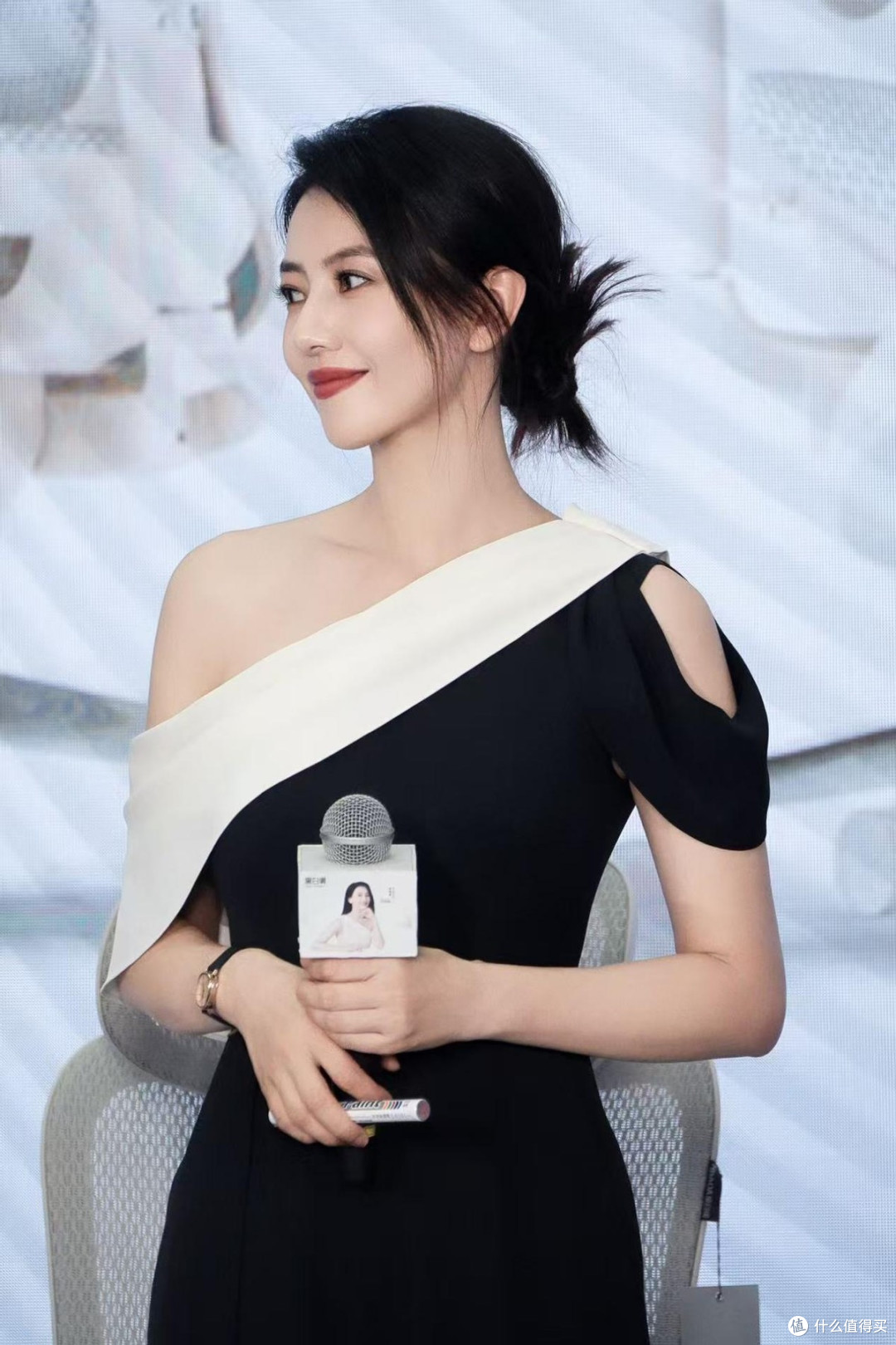 被高圆圆的气质所折服,穿斜肩连体裤扎丸子头,清爽干练又高级!