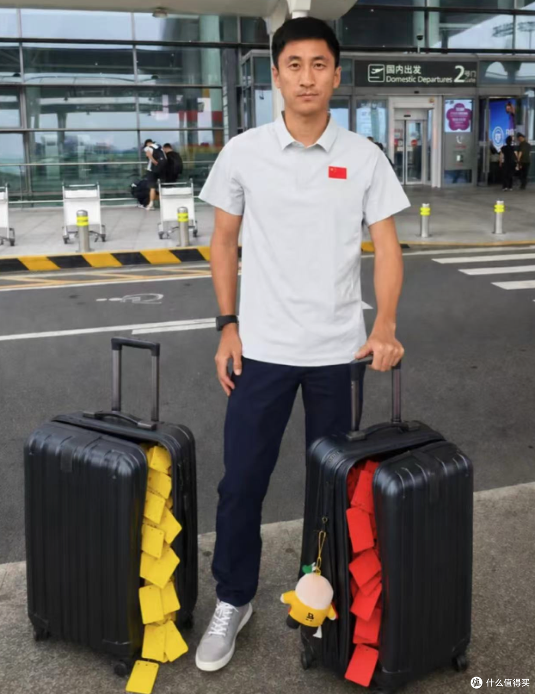 橘色战袍配“中国红黄牌”?世界杯最潮时尚单品,被卡牌大师马宁拿捏了