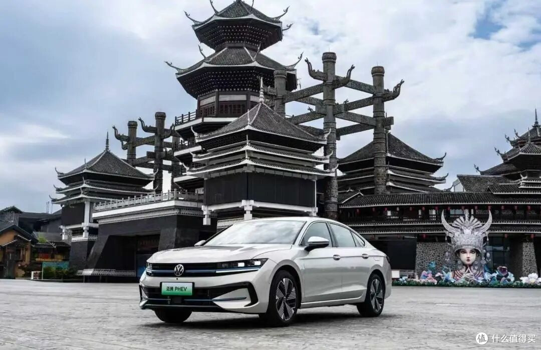 迈腾PHEV直降7万到16.99万!大众被国产卷得连溢价都不装了?