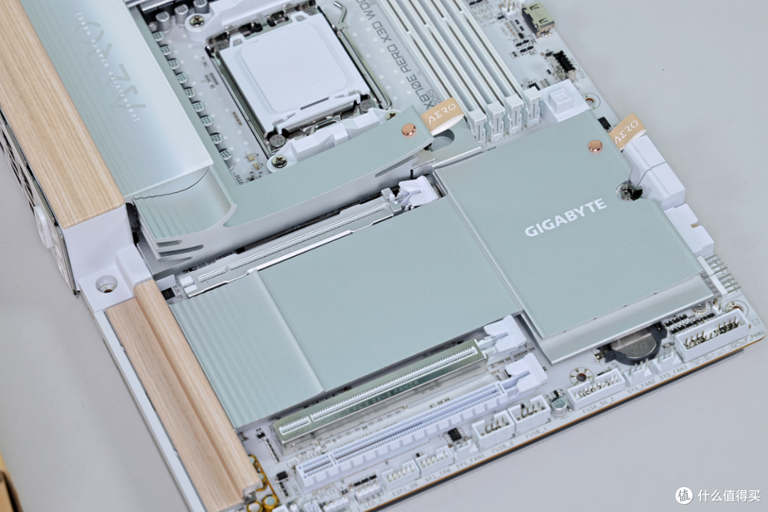 给高考完的小老弟装高配游戏主机:985X3D+技嘉X870E木雕+5080HOF