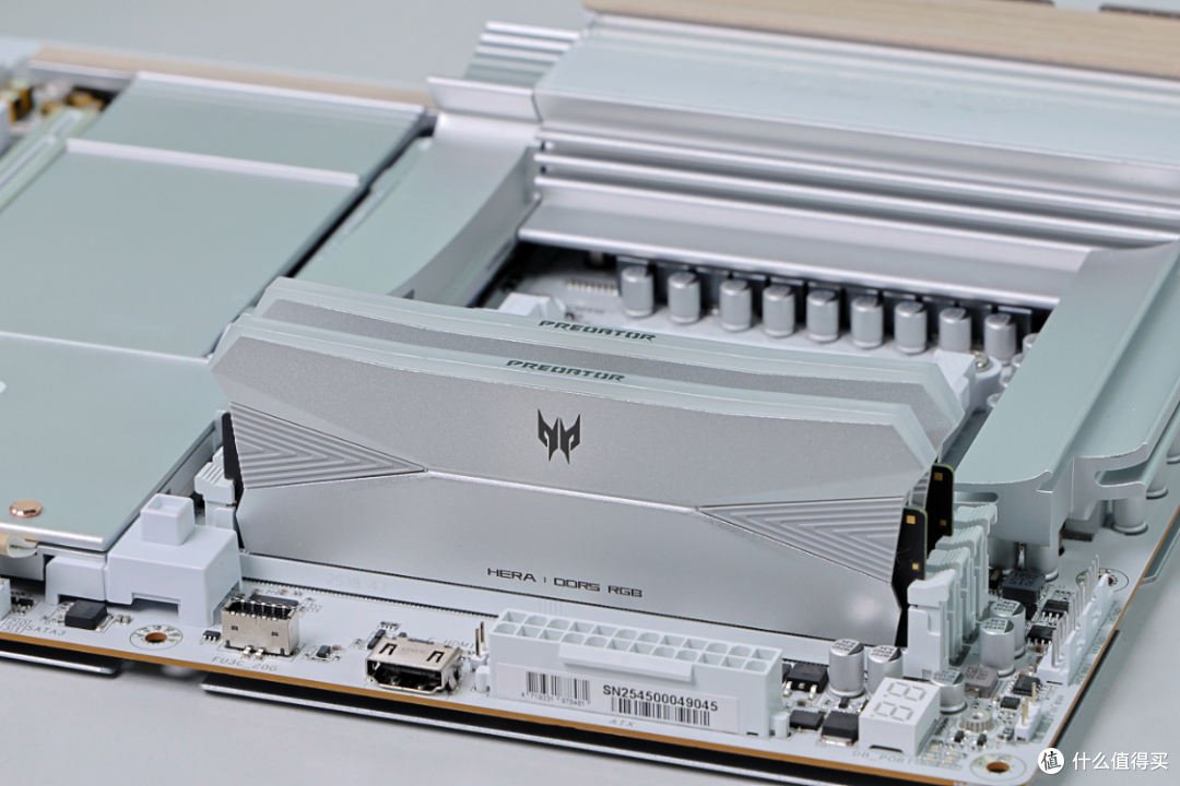 给高考完的小老弟装高配游戏主机:985X3D+技嘉X870E木雕+5080HOF