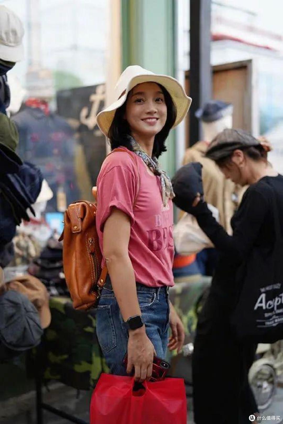 50多岁的女人,比披丝巾更可怕的是塞衣角,显胖土气,大妈感十足