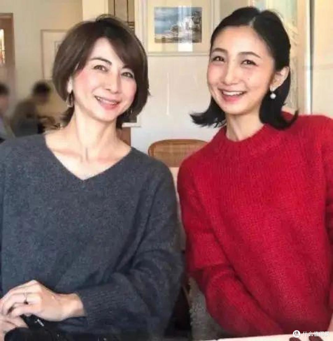 50多岁的女人,比披丝巾更可怕的是塞衣角,显胖土气,大妈感十足