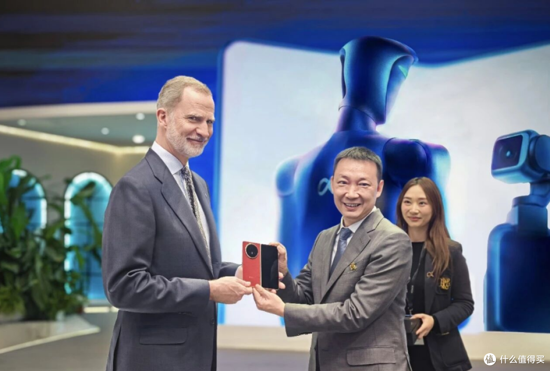 关海涛主导营销变革,Robot Phone惊艳世界!荣耀正上演王者归来