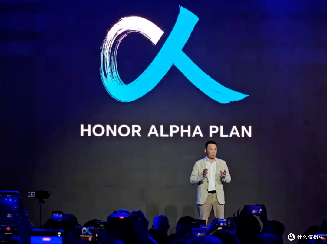 关海涛主导营销变革,Robot Phone惊艳世界!荣耀正上演王者归来