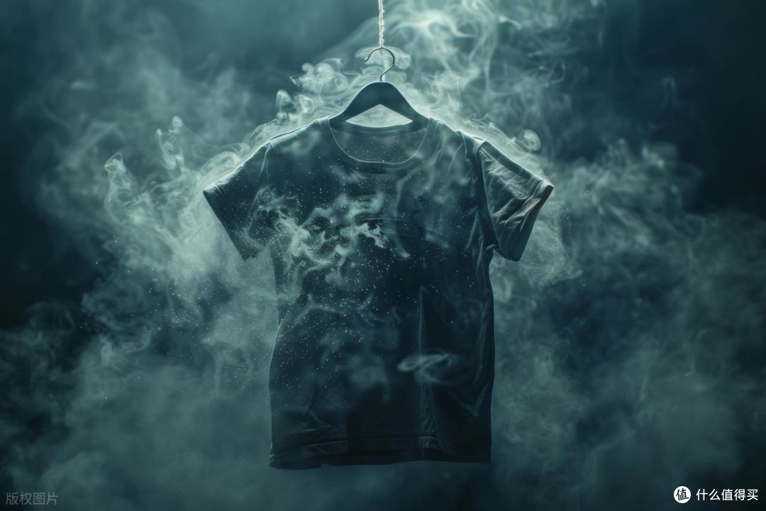 出差住酒店衣服沾了烟味?30秒应急除味法,我试了半年管用