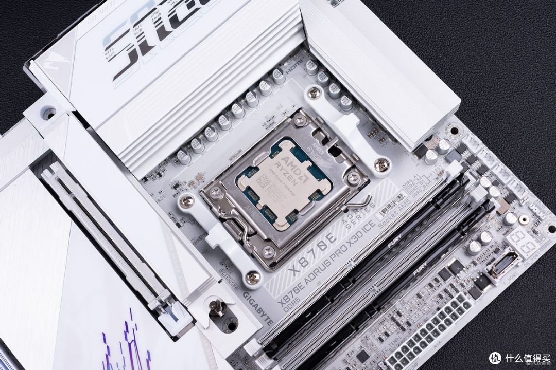 技嘉X870E X3D电竞冰雕主板，这才是AM5主板的完全体！