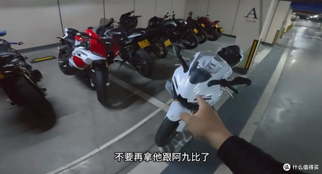 输了送 100 台 820RR!张雪硬刚 R9 博主