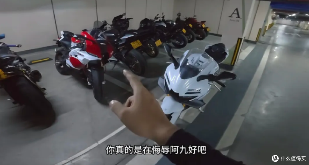 输了送 100 台 820RR!张雪硬刚 R9 博主