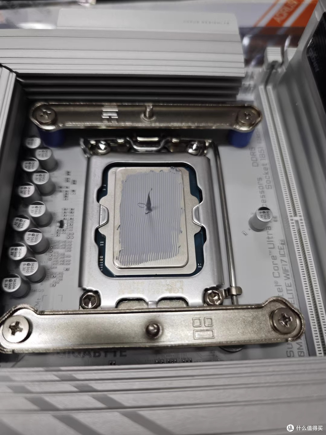 技嘉Z890M冰雕装机手记：纯白MATX的一次亮机作业
