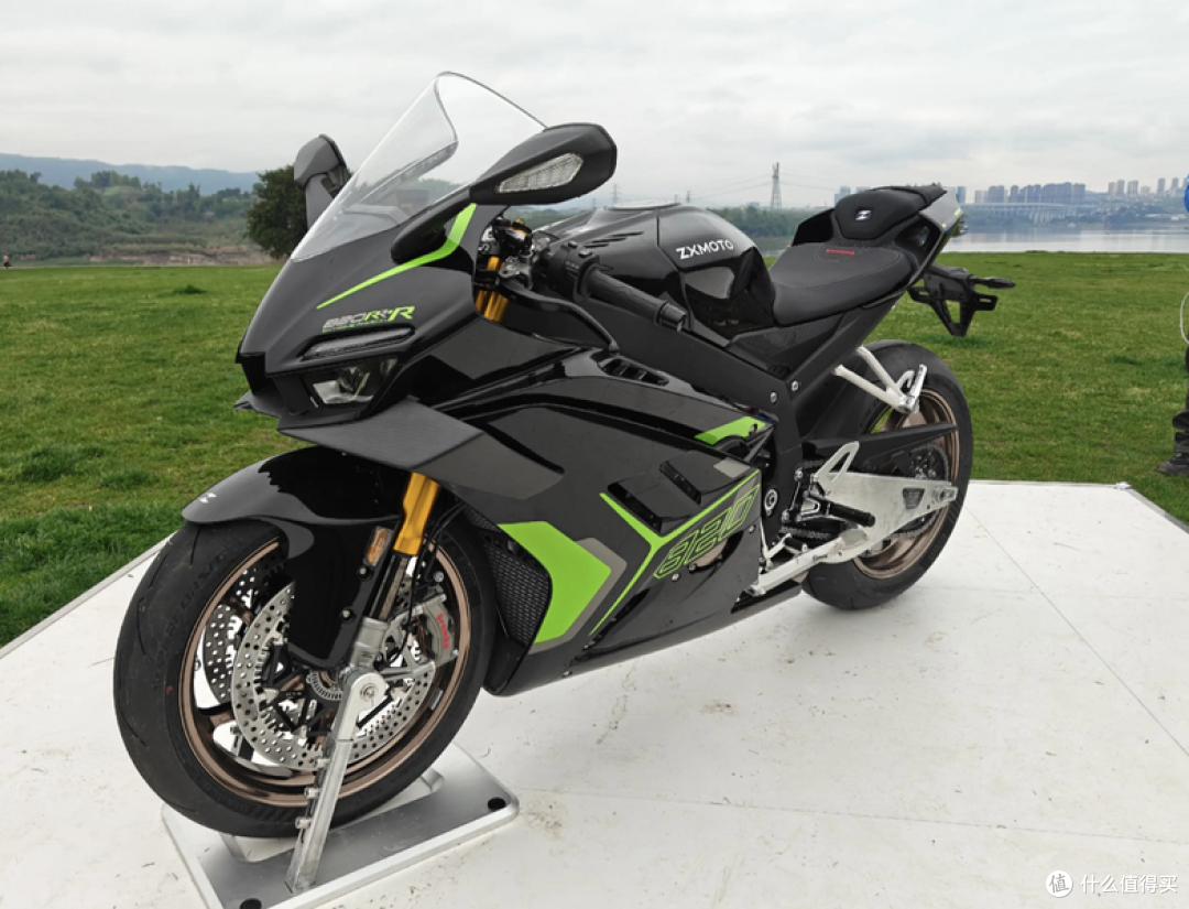 张雪820RR和820RR-R差在哪?贵1万8,配置提升真不小!