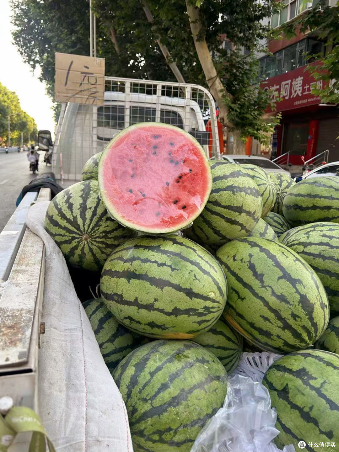 路边切好的半个西瓜是细菌“培养皿”?是真是假?别被人忽悠了